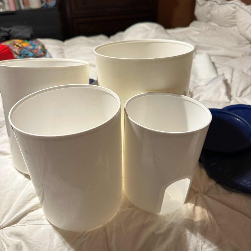 TupperwareWhite and blue Food Storage Containers Set